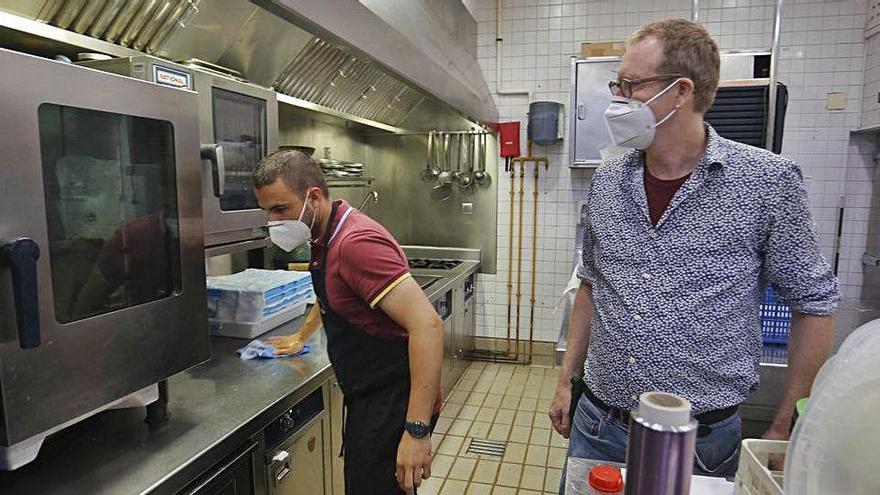 El cheff Bernd H. Knöller, supervisando este sábado la limpieza del Riff.