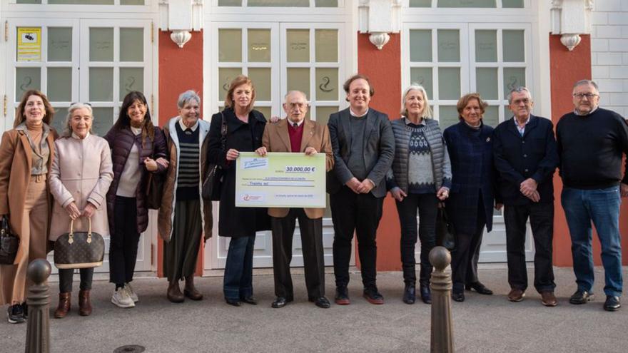 Jacinto Torres, en el centro, con el cheque. |   // CASTELEIRO/ROLLER AGENCIA