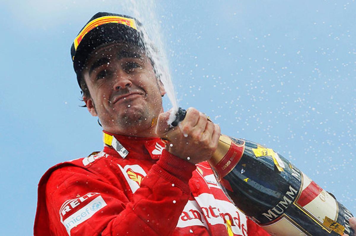 El pilot espanyol Fernando Alonso (Ferrari), celebra la seva victòria al Gran Premi d’Alemanya de F-1, al circuit de Hockenheim.