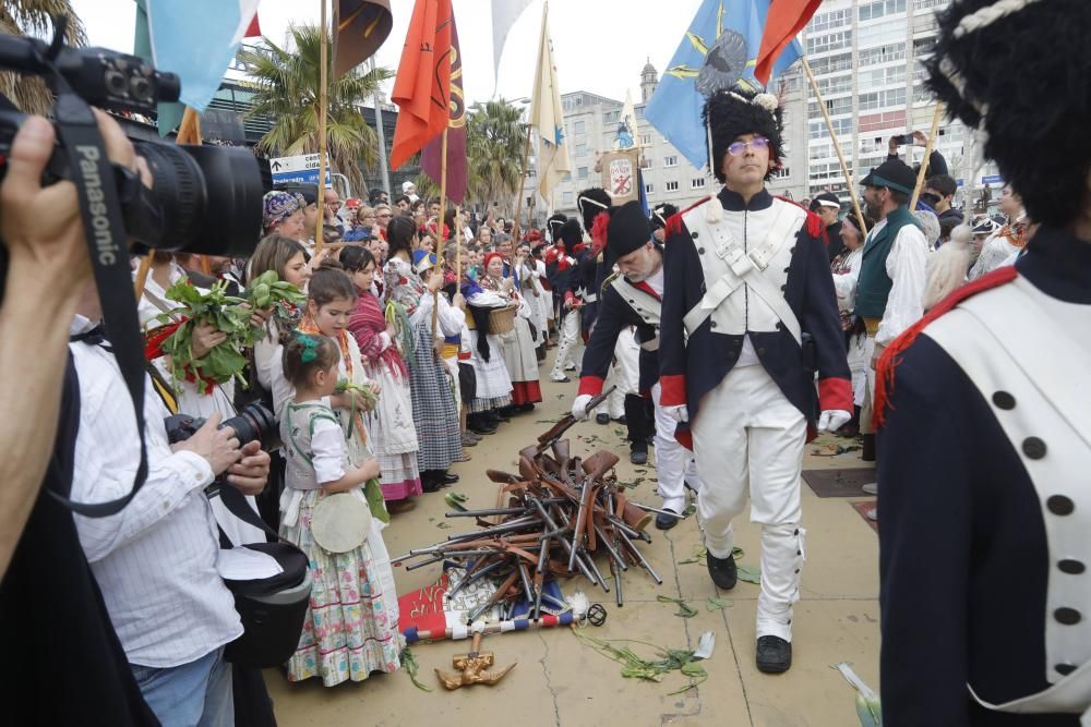 La representación de la expulsión de las tropas invasoras francesas congrega en el casco histórico a miles de personas para disfrutar del broche de oro a un fin de semana de fiesta.