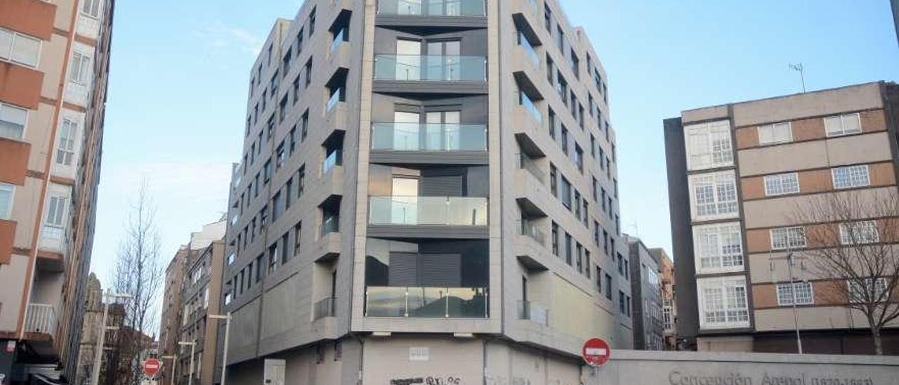 Edificio en la calle Herreros con ciertas propiedades en manos de un &quot;fondo buitre&quot;. // Rafa Vázquez