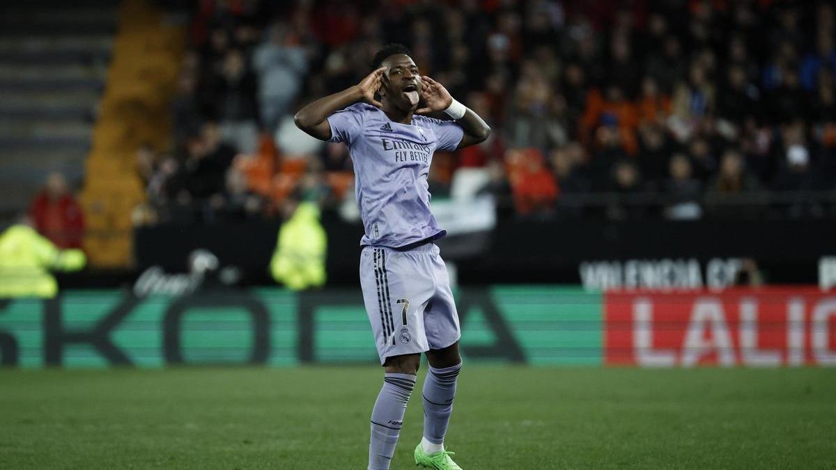 Vinícius celebra un gol contra el Valencia encarándose contra la grada de Mestalla