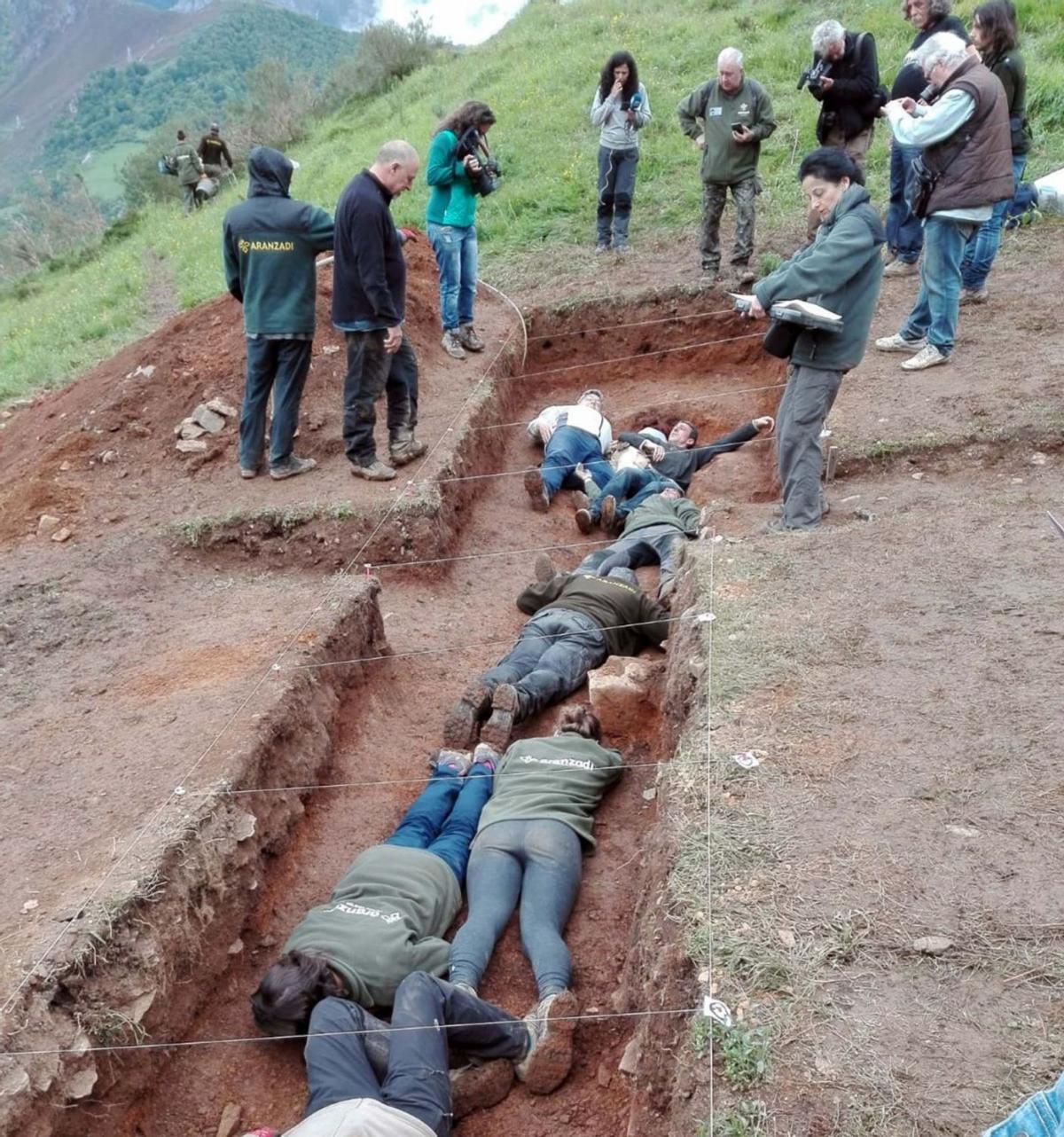 El antropólogo Paco Etxeberría retira tierra con una pala, con el arqueólogo Antxoka Martínez en primer término.