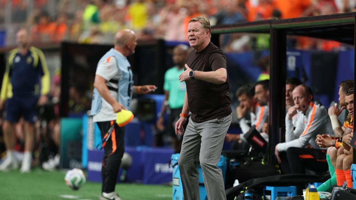 Koeman, dando instrucciones en la banda