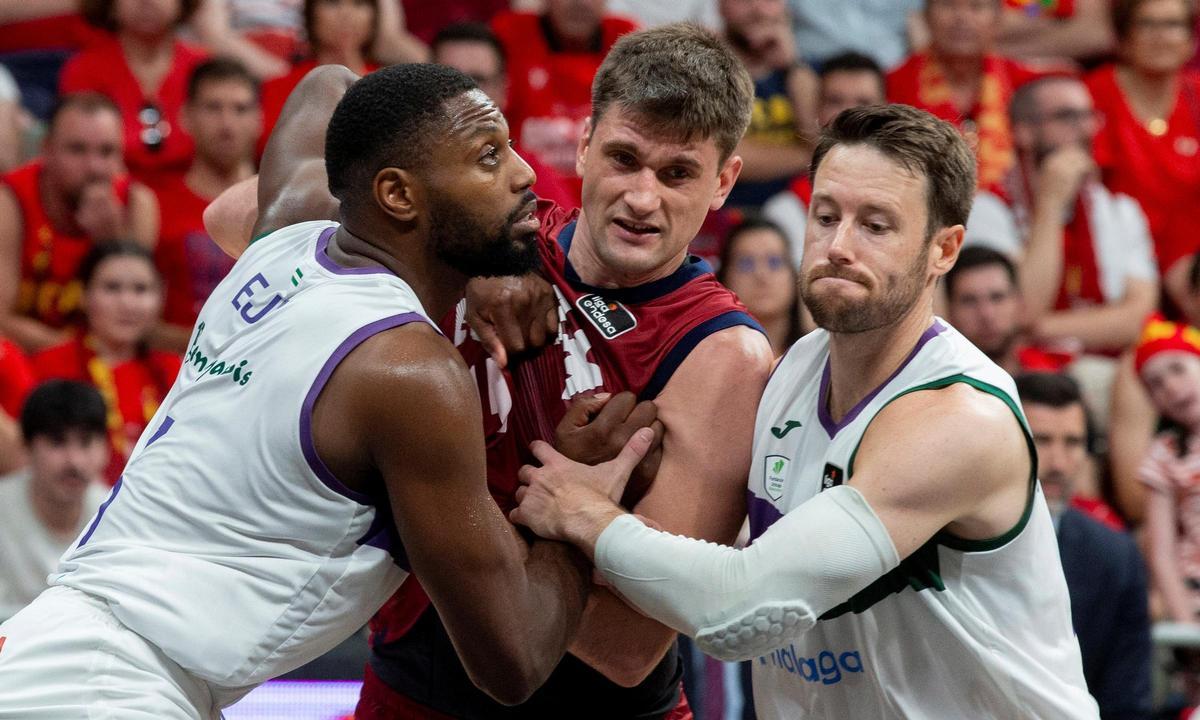 Ejim y Kalinoski tratan de frenar a Sleva, en un encuentro de semifinales