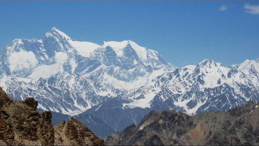 Desaparece un helicóptero con 13 alpinistas en Tayikistán