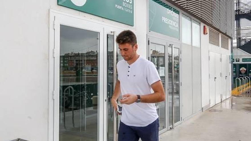 Unai Simón, ayer, camino de las oficinas del Martínez Valero para firmar su rescisión de contrato.