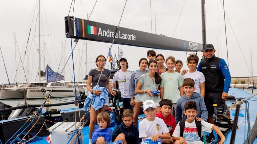 Una treintena de jóvenes descubre la vela de élite en Lanzarote durante la Marina Rubicón 52 SUPER SERIES