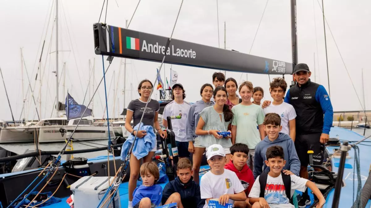 Una treintena de jóvenes descubre la vela de élite en Lanzarote durante la Marina Rubicón 52 SUPER SERIES