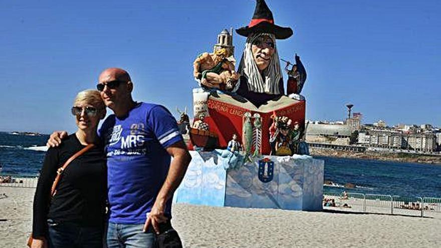 Cantero, entre los personajes de la falla de Riazor