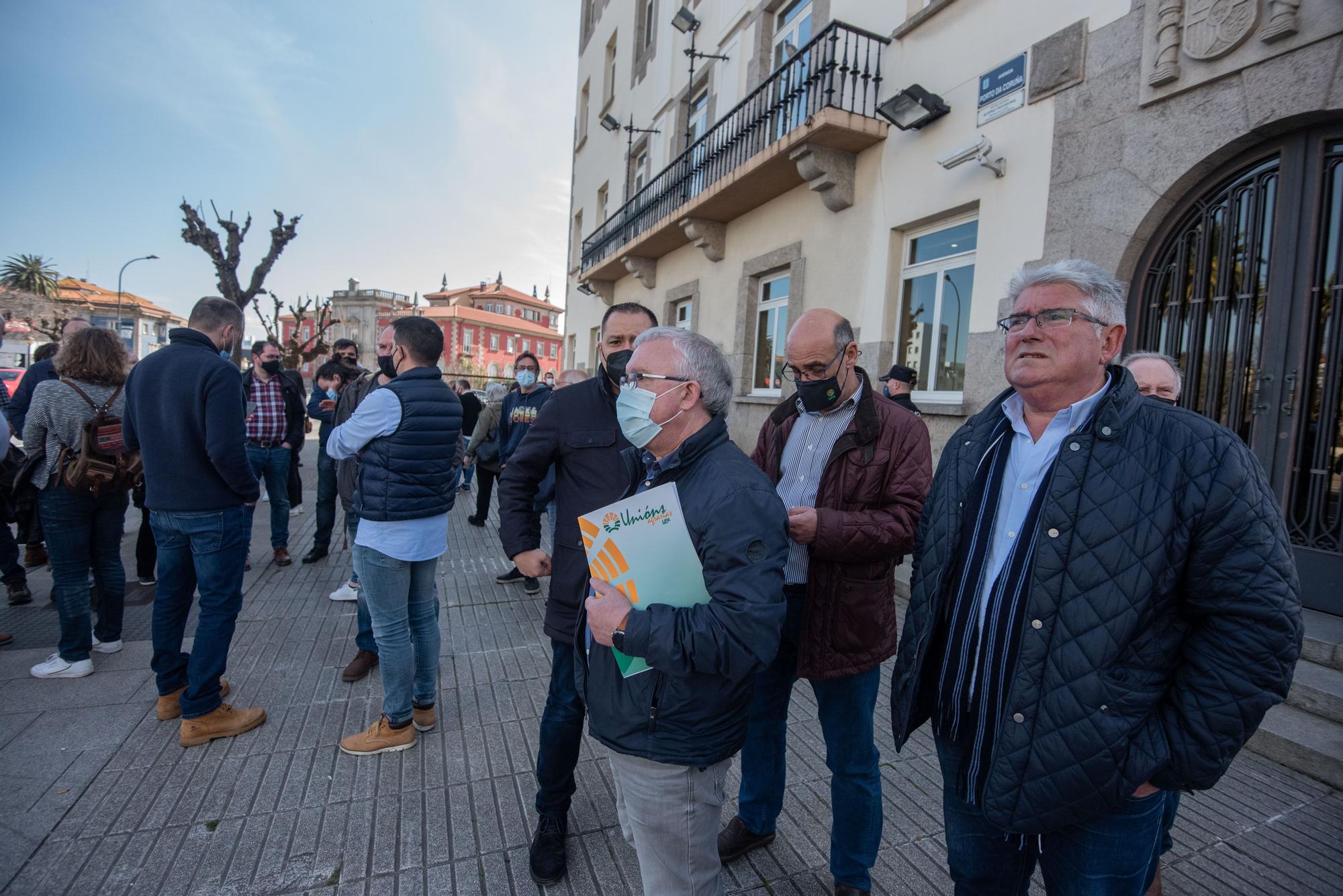 Concentración de ganaderos ante la Delegación del Gobierno en Galicia