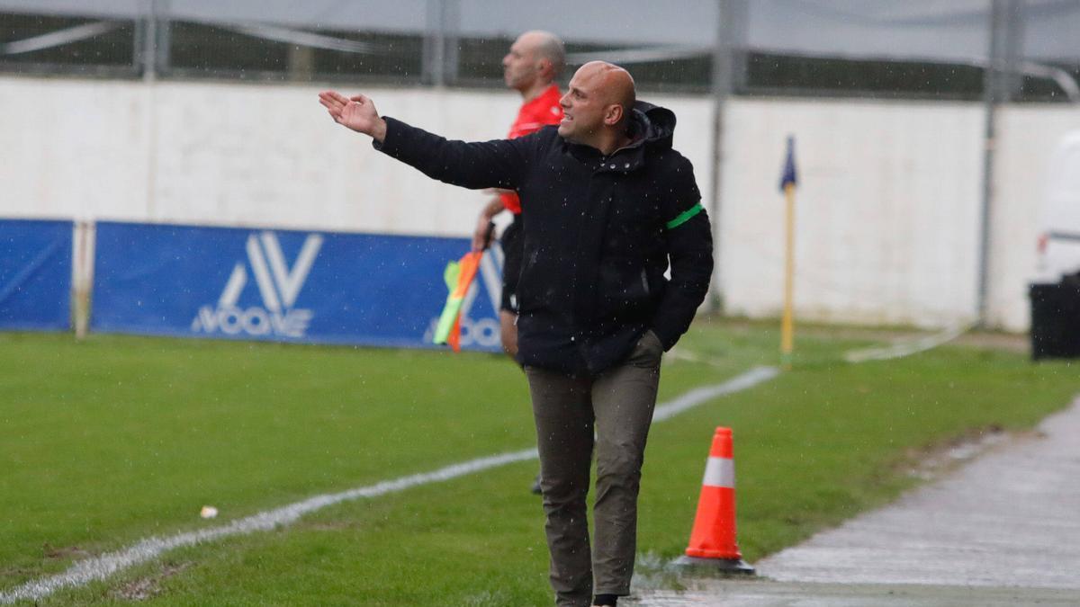 Un momento del partido. Javi Rozada, entrenador