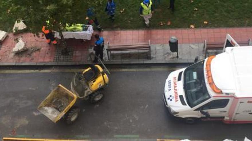 Un trabajador herido al volcar un dumper en unas obras en Sabugo