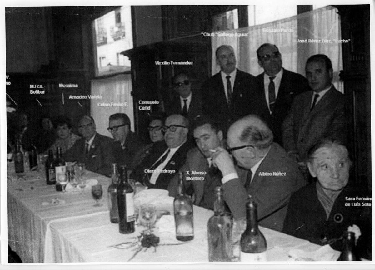 No equipo da Facultade de Filosofía e Letras de Madrid, no 1949. O segundo pola esquerda. No equipo da Facultade de Filosofía e Letras de Madrid, no 1949. O segundo pola esquerda.