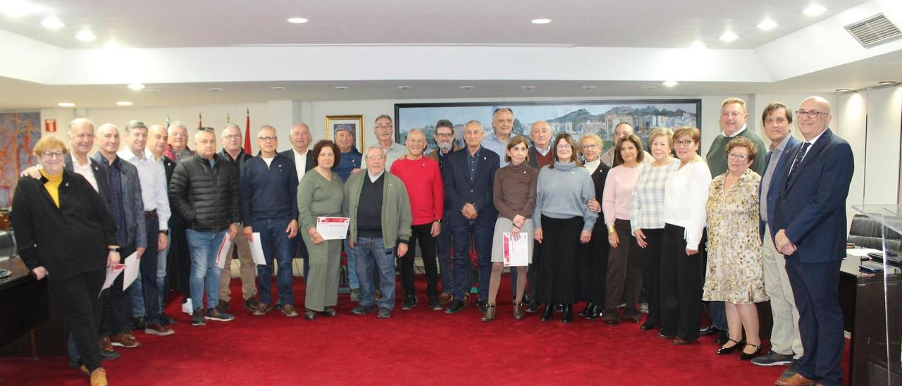 Los empleados públicos homenajeados, con el alcalde y el concejal de Función Pública, a la derecha.