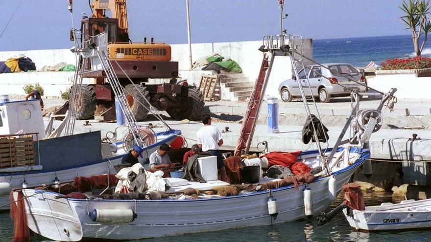 Un grupo de pescadores preparan los aparejos en el puerto de La Bajadilla de Marbella.