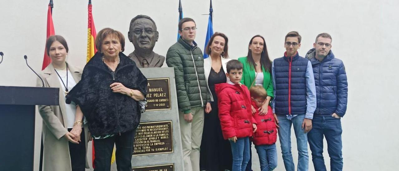 Gloria Rodríguez, Sara Peláez, Carlos Rodríguez, Paula Rodríguez, Fernando Quirós, Pilar Rodríguez, Manuel Quirós, Ángel Ornia y Ramón Quirós, ayer, junto al busto en recuerdo de Carlos Manuel Rodríguez. | S. Arias