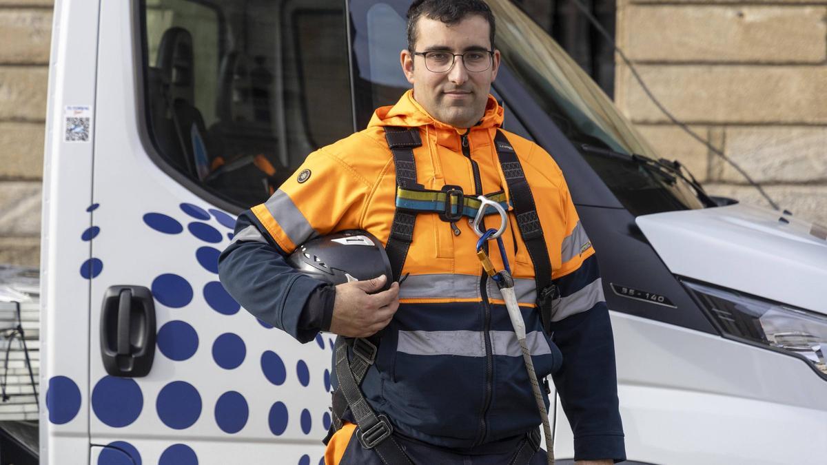 Abel Vázquez ha coordinado la colocación del alumbrado de Navidad en Santiago