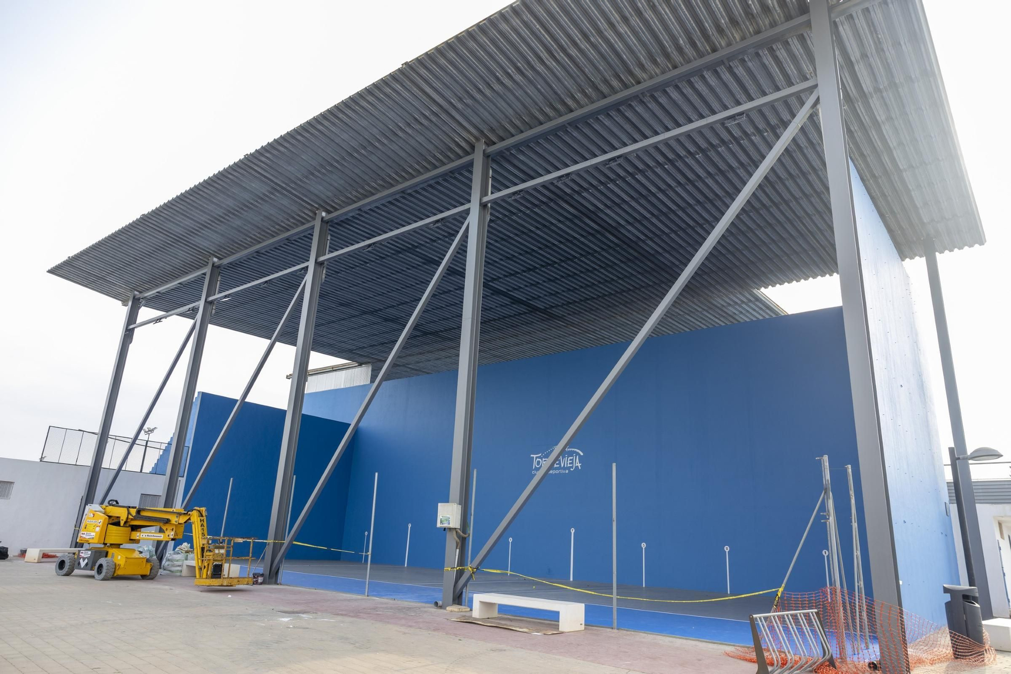 Visita a la rehabilitación de la zona de raquetas de la Ciudad Deportiva de Torrevieja