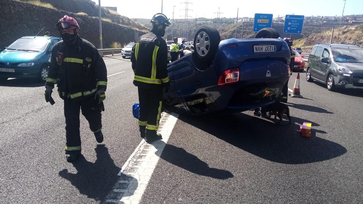 Vehículo volcado a la entrada de Siete Palmas.