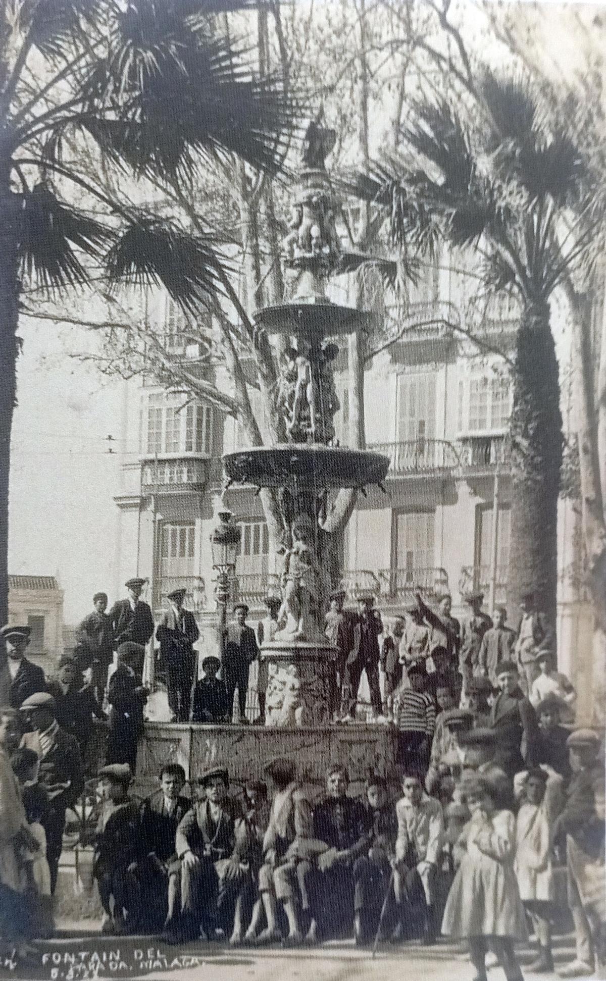 Niños adolescentes en la Fuente de Génova, cuando se encontraba en la Alameda, antes del traslado al Parque en 1927.