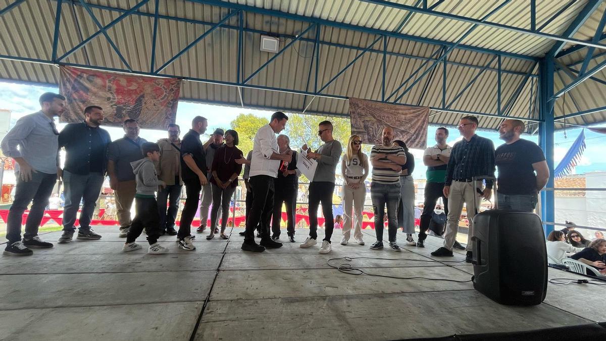 Las autoridades y el restaurante ganador, en la entrega de premios.