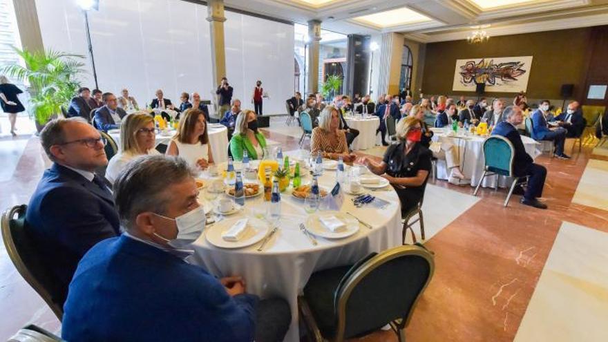 Juan Díaz, José Eduardo Ramírez, Inmaculada Medina, Carmen Hernández, Carmen Lourdes Armas, Vanessa Merino y Encarna Galván  | | LP/DLP