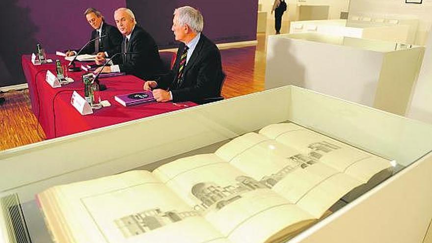 Al fondo, Miquel Molins, Jorge Fernández León y Ramón Rodríguez, durante la presentación de la muestra.