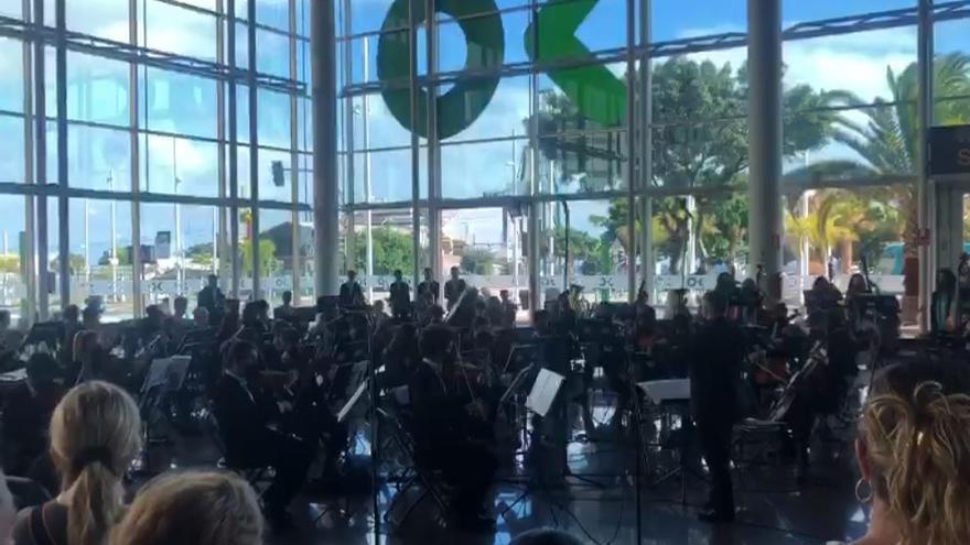 Los pasajeros de Titsa, sorprendidos por un concierto en el Intercambiador de Santa Cruz