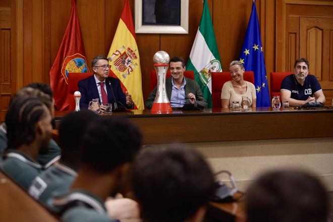 La primera jornada de las visitas institucionales del Coto Córdoba tras el ascenso, en imágenes