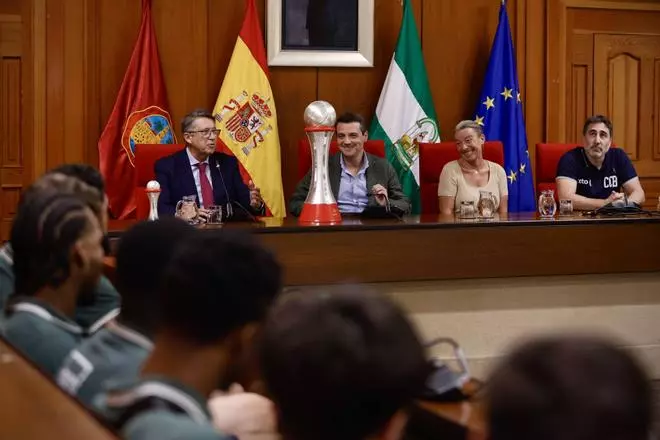 La primera jornada de las visitas institucionales del Coto Córdoba tras el ascenso, en imágenes