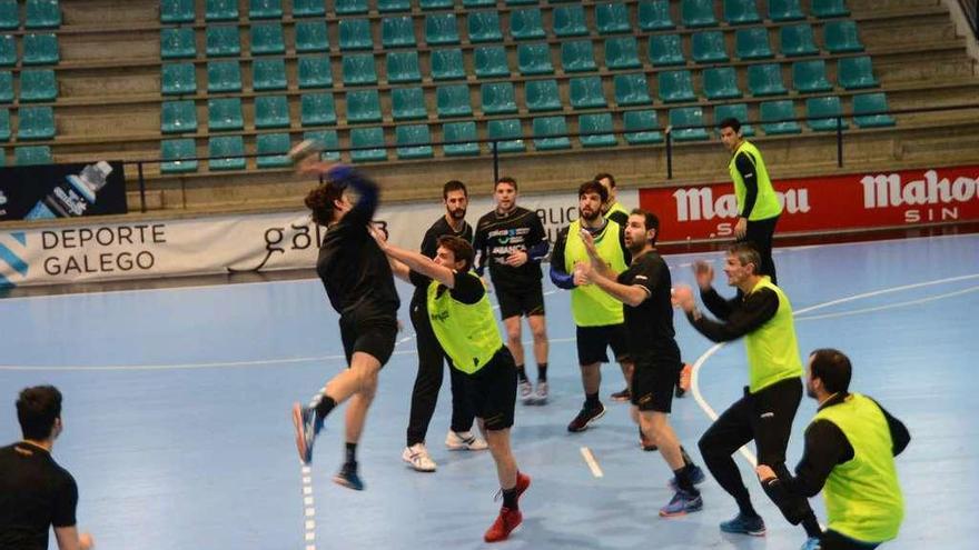 Un momento del entrenamiento de ayer del Frigoríficos en O Gatañal. // Gonzalo Núñez