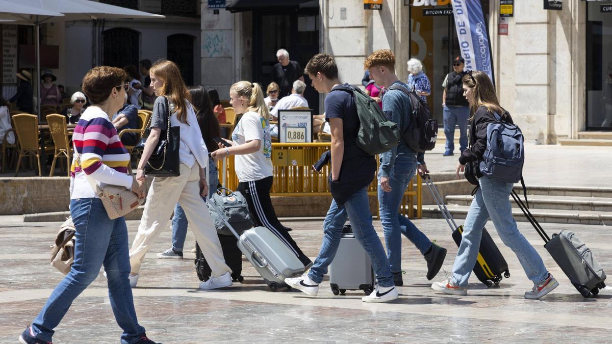 Turistas por el centro de València, este pasado mayo.