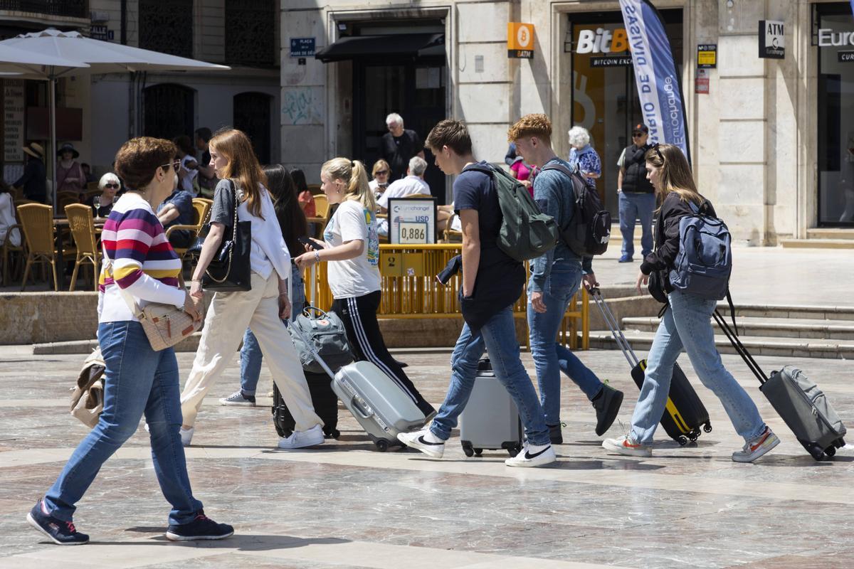 Turistas por el centro de València, este pasado mayo.