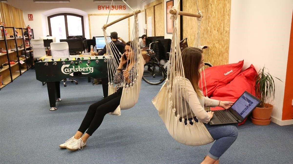 Empleados de la ’star-up’ Byhours en el Pier 1 de Barcelona.