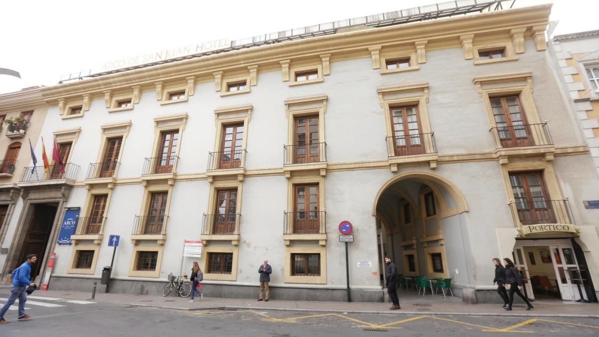 El Hotel Arco de San Juan de Murcia cerró sus puertas el pasado mes de marzo. JUAN CARLOS CAVAL