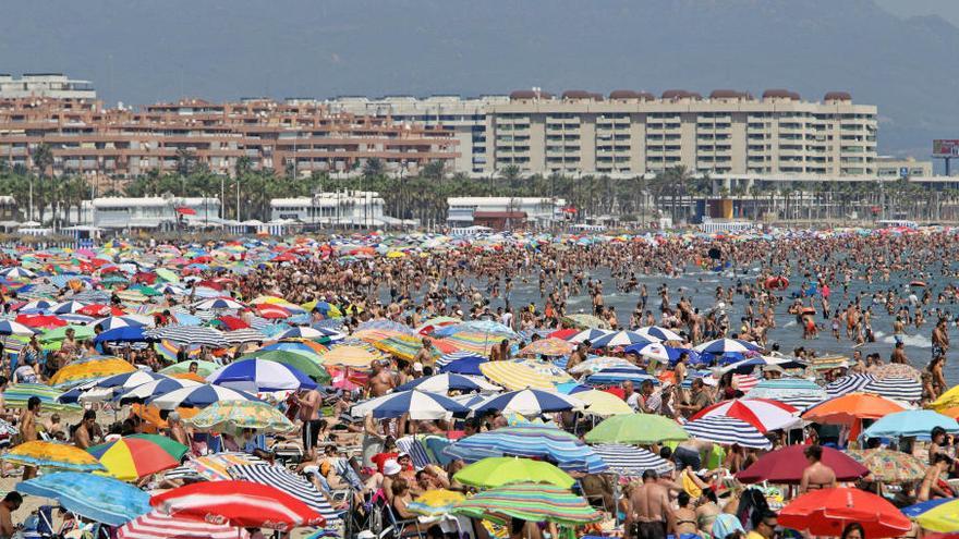 Un proyecto en Benidorm permite cargar el móvil mediante sombrillas solares