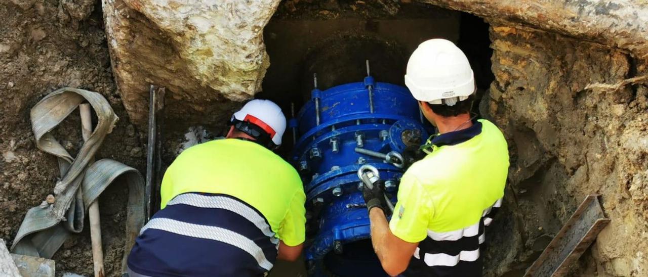 Dos operarios de Aguas de Montilla reemplazan un colector situado en la avenida del Marqués de la Vega de Armijo.