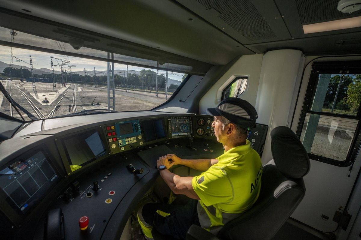 Un trabajador de Alstom en la cabina del nuevo tren de Ferrocarrils de la Generalitat que prestará el servicio al aeropuerto a partir de finales 2026 o principios de 2027.