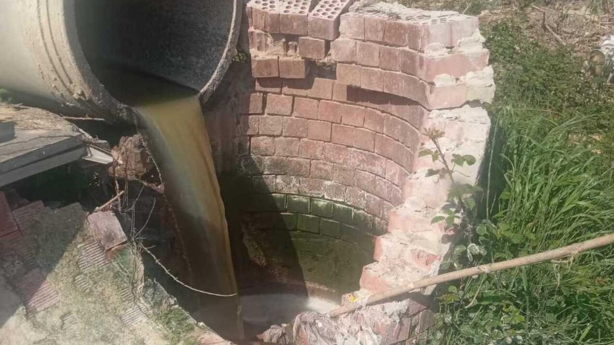 Aguas residuales y toallitas en el Túria a la altura de Quart de Poblet.