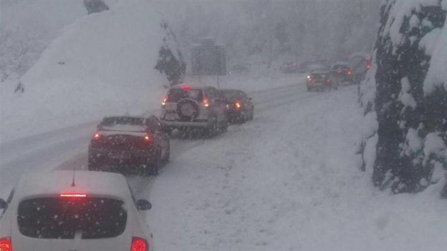 La nieve cierra cinco carreteras de montaña en el Pirineo oscense