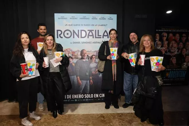 Los rondalleiros llenan el cine en Vigo en el estreno de su película