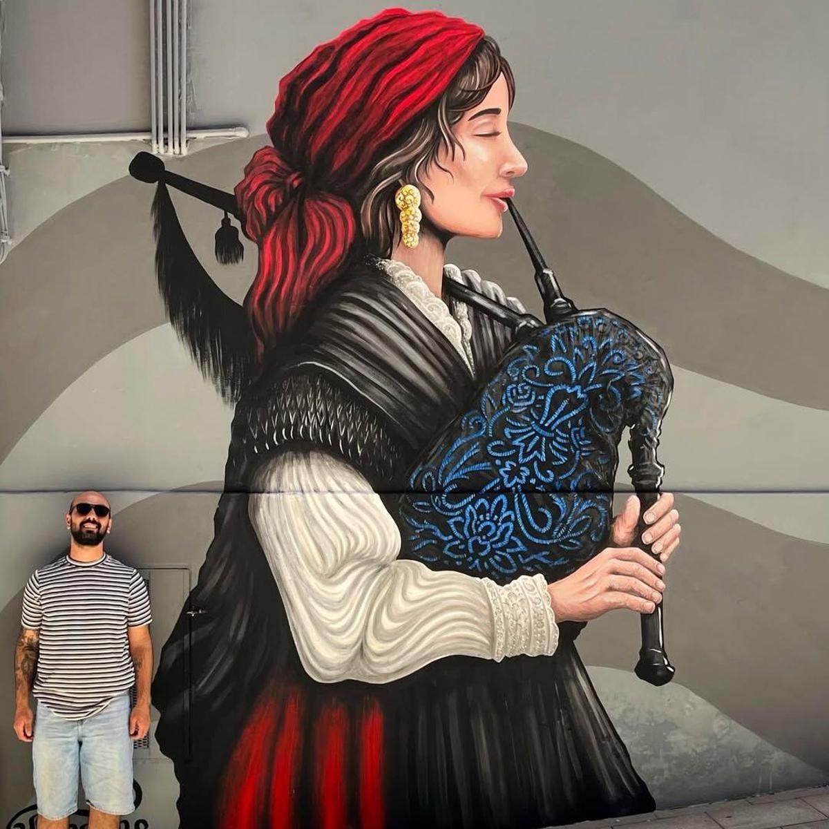 El artista Taccone con su mural en A Gaiteira.