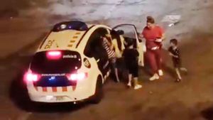 agente investigado por subir ninos en el coche oficial