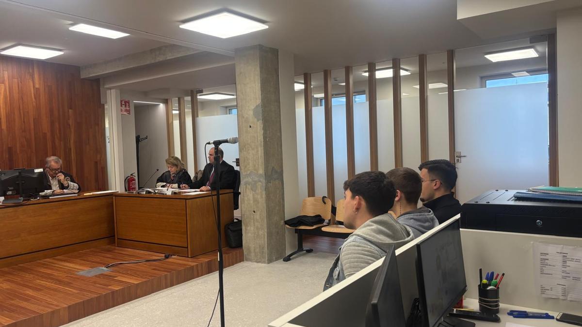 Los tres acusados (el boxeador, en el medio) durante el juicio celebrado esta mañana en Vigo.