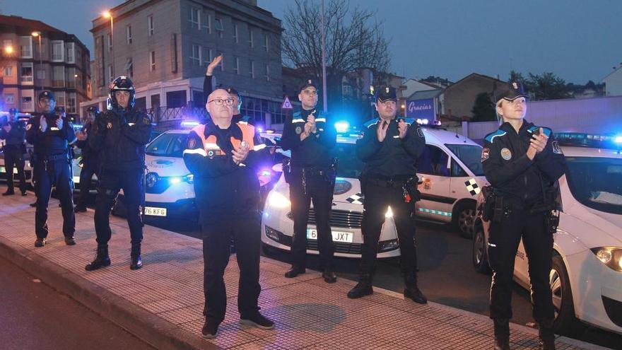 Agentes de la Policía Nacional, Local, Guardia Civil y del cuerpo de bomberos participan en un aplauso sanitario en el CHUO. // Iñaki Osorio