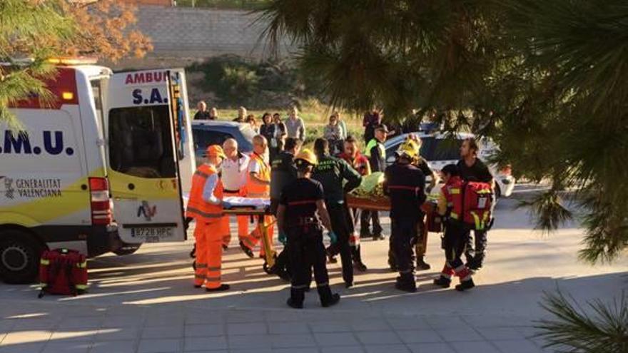 Una mujer cae desde cinco metros en una rambla