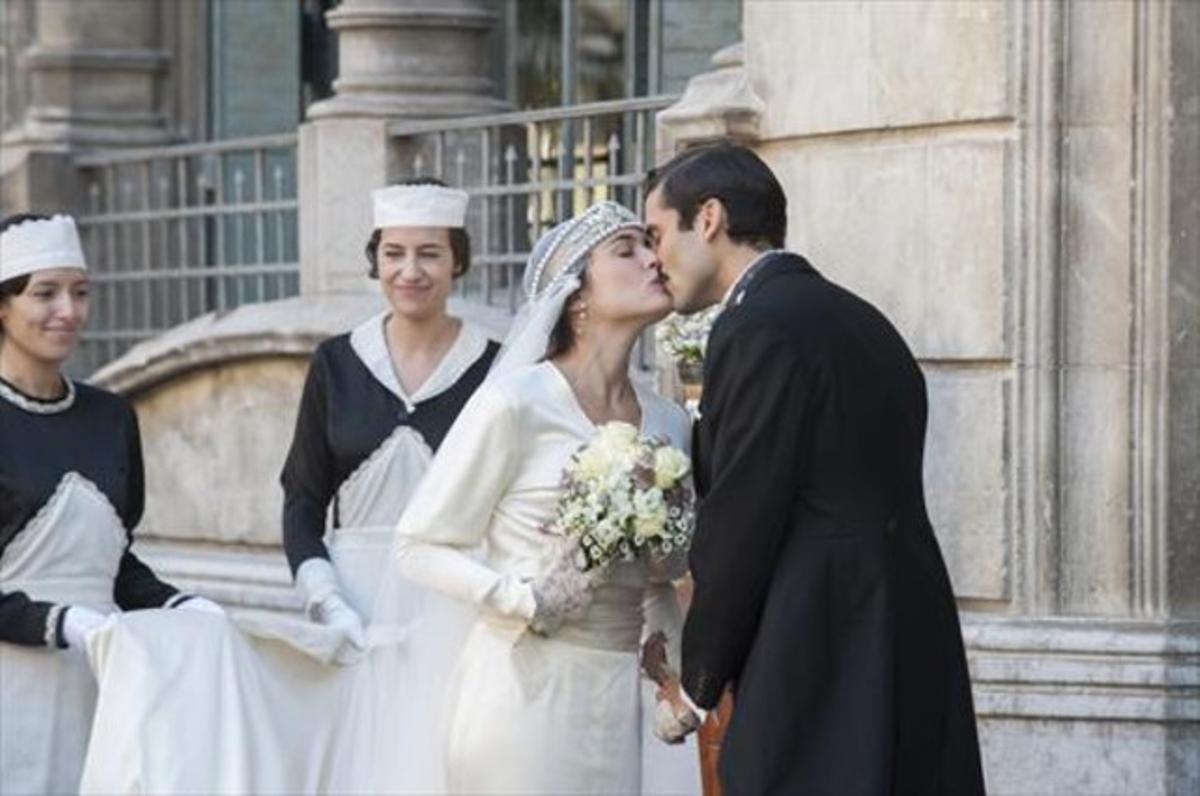 Adriana Ugarte y Alex García, en una imagen de 'Habitaciones cerradas', miniserie que estrena TVE-1.