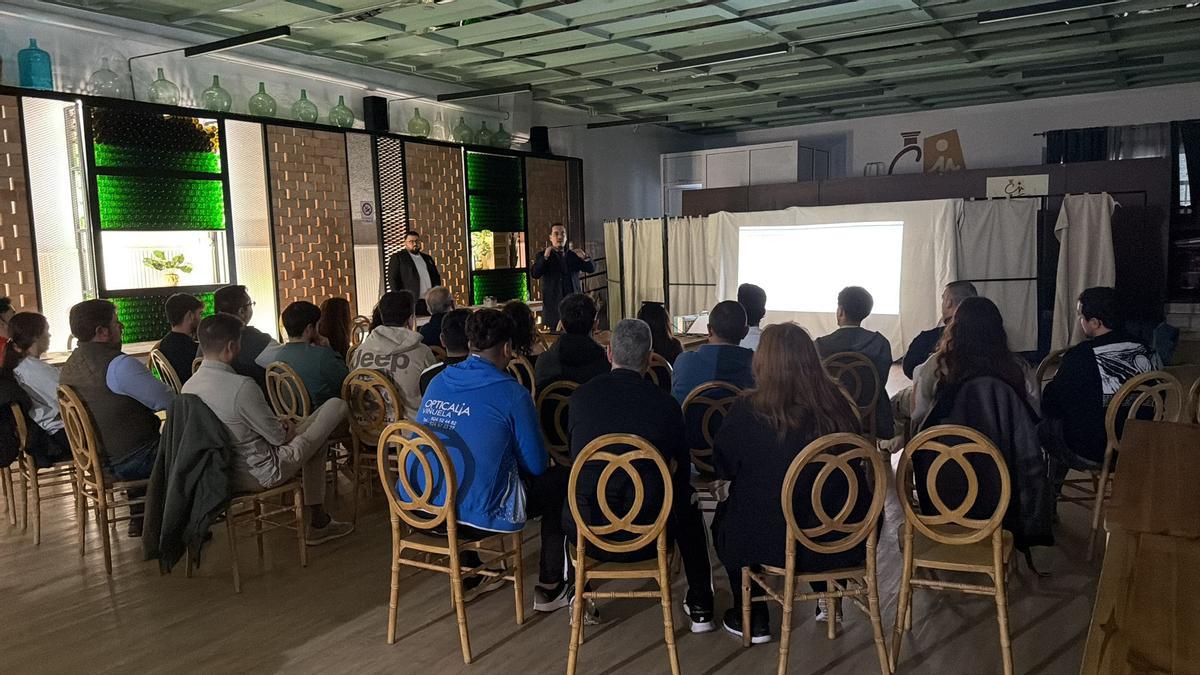 Vecinos de la localidad en uno de los pases informativos