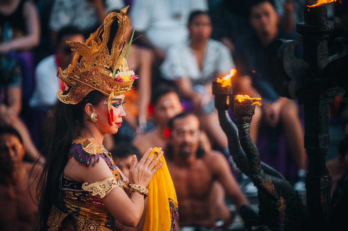 La danza tradicional balinesa une música, vestuario y espiritualidad en uno de los grandes símbolos culturales de la isla.